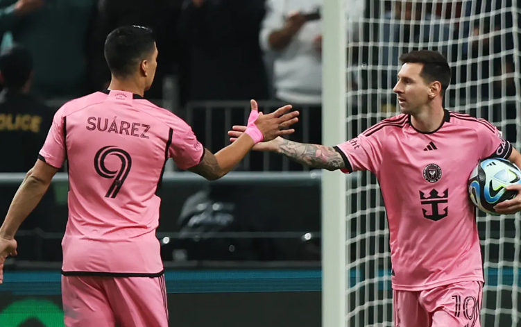 Lionel Messi a Luis Suárez se dokonale shodují, ale přesto nemohou zachránit International Miami